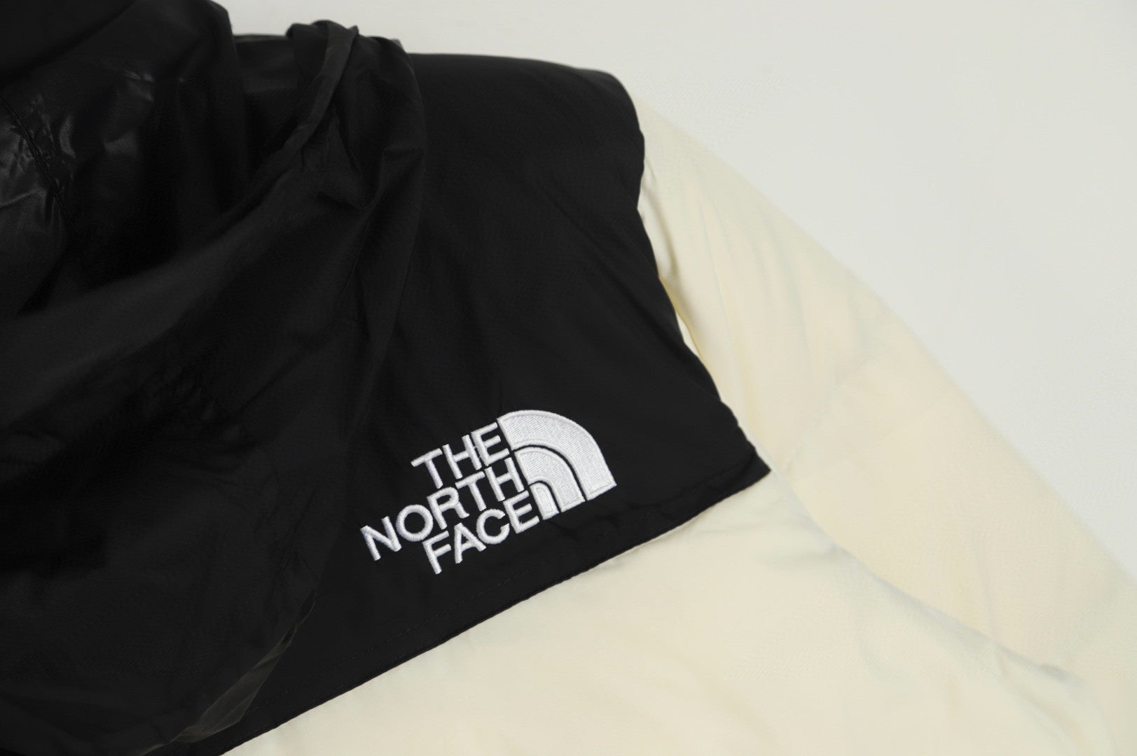 The North Face 1996 Retro Nuptse Jacket – OffWhite/Preto