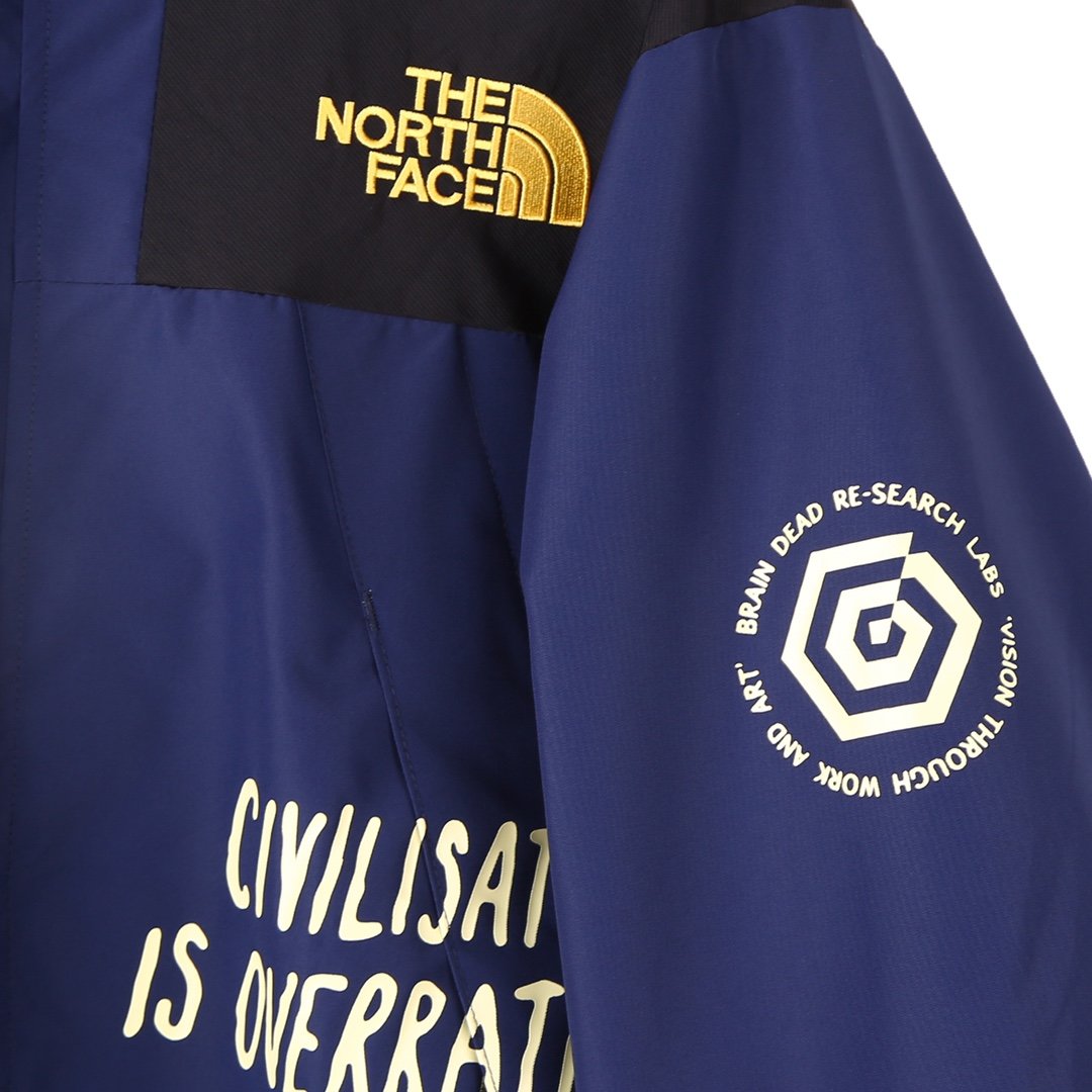 The North Face x Brain Dead Mountain Light Jacket “Civilisation is Overrated” – Edição Limitada