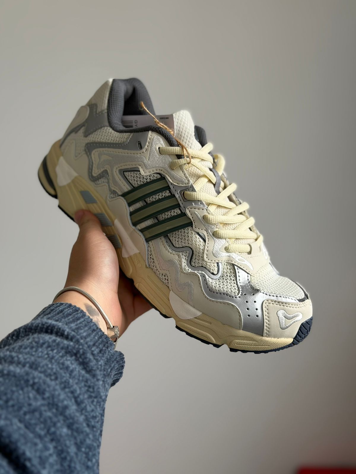 Bad Bunny x adidas Response CL White (43, Pronta Entrega)