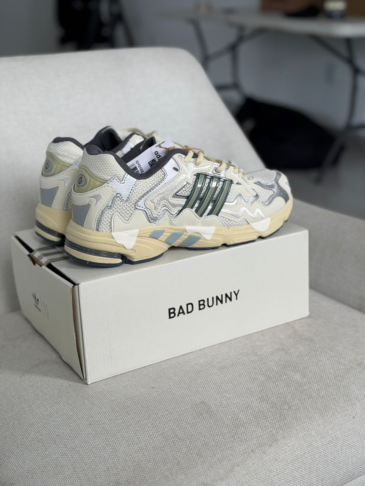 Bad Bunny x adidas Response CL White (43, Pronta Entrega)