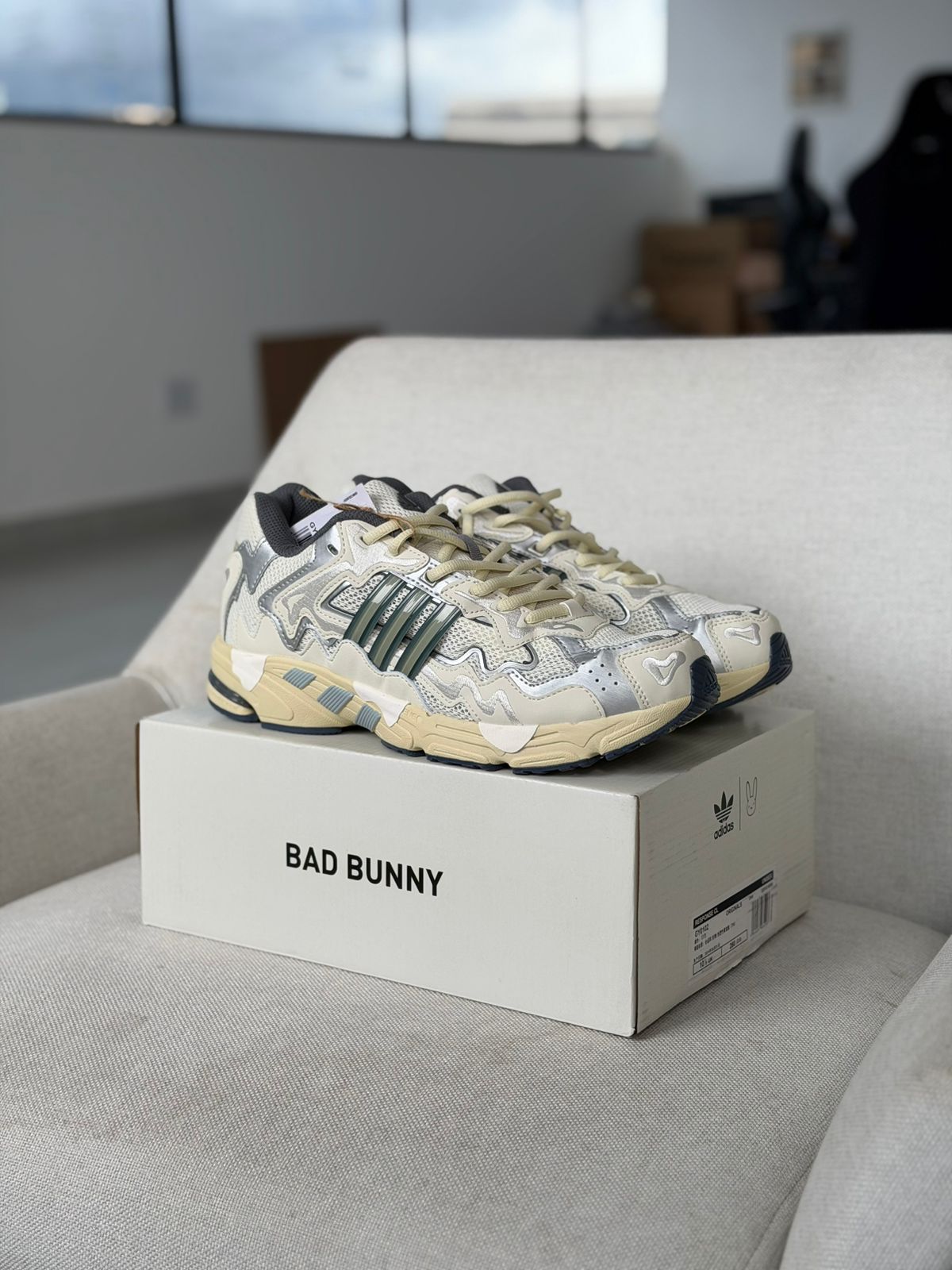 Bad Bunny x adidas Response CL White (43, Pronta Entrega)
