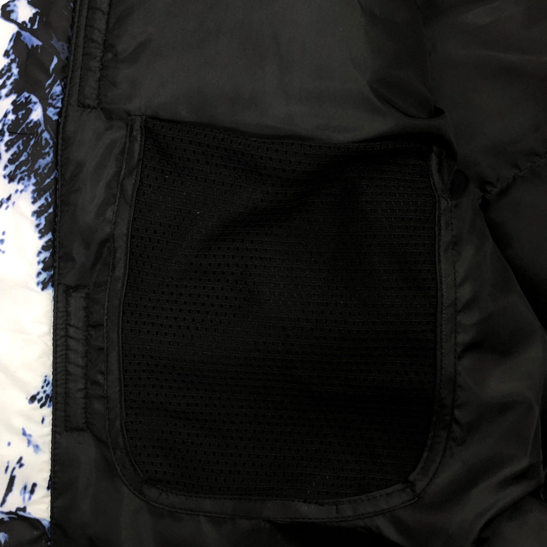 The North Face 1996 Retro Nuptse Jacket “Mountain Print” – Edição Limitada