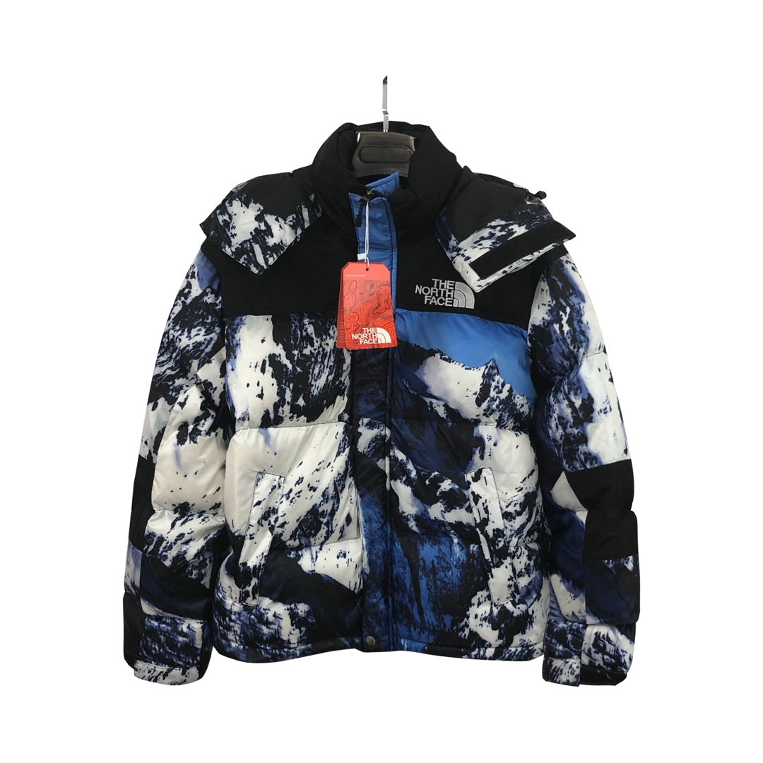 The North Face 1996 Retro Nuptse Jacket “Mountain Print” – Edição Limitada