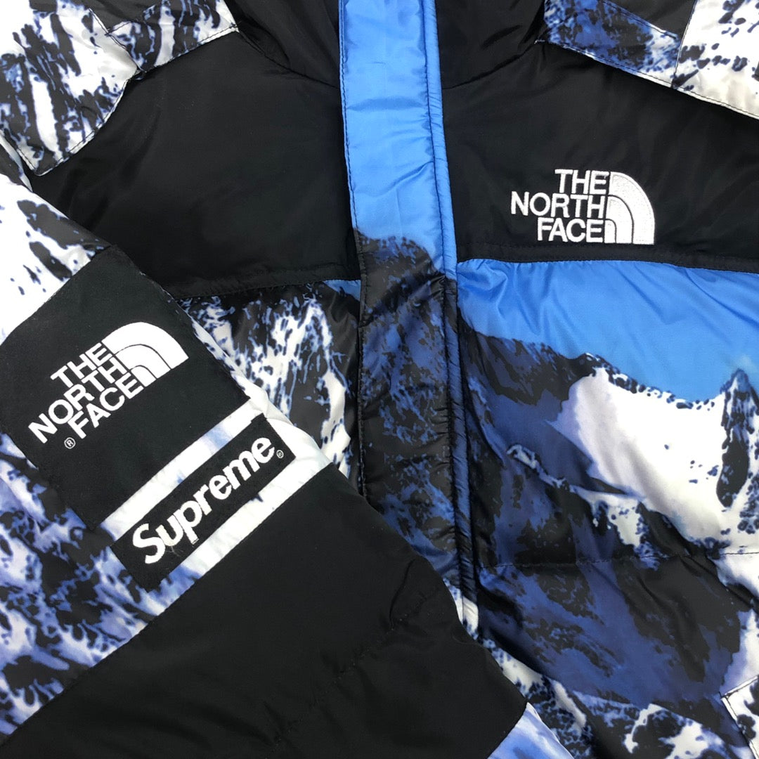 The North Face 1996 Retro Nuptse Jacket “Mountain Print” – Edição Limitada