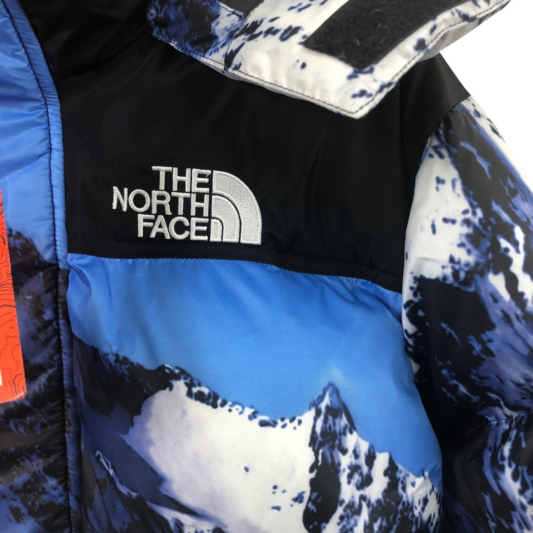 The North Face 1996 Retro Nuptse Jacket “Mountain Print” – Edição Limitada