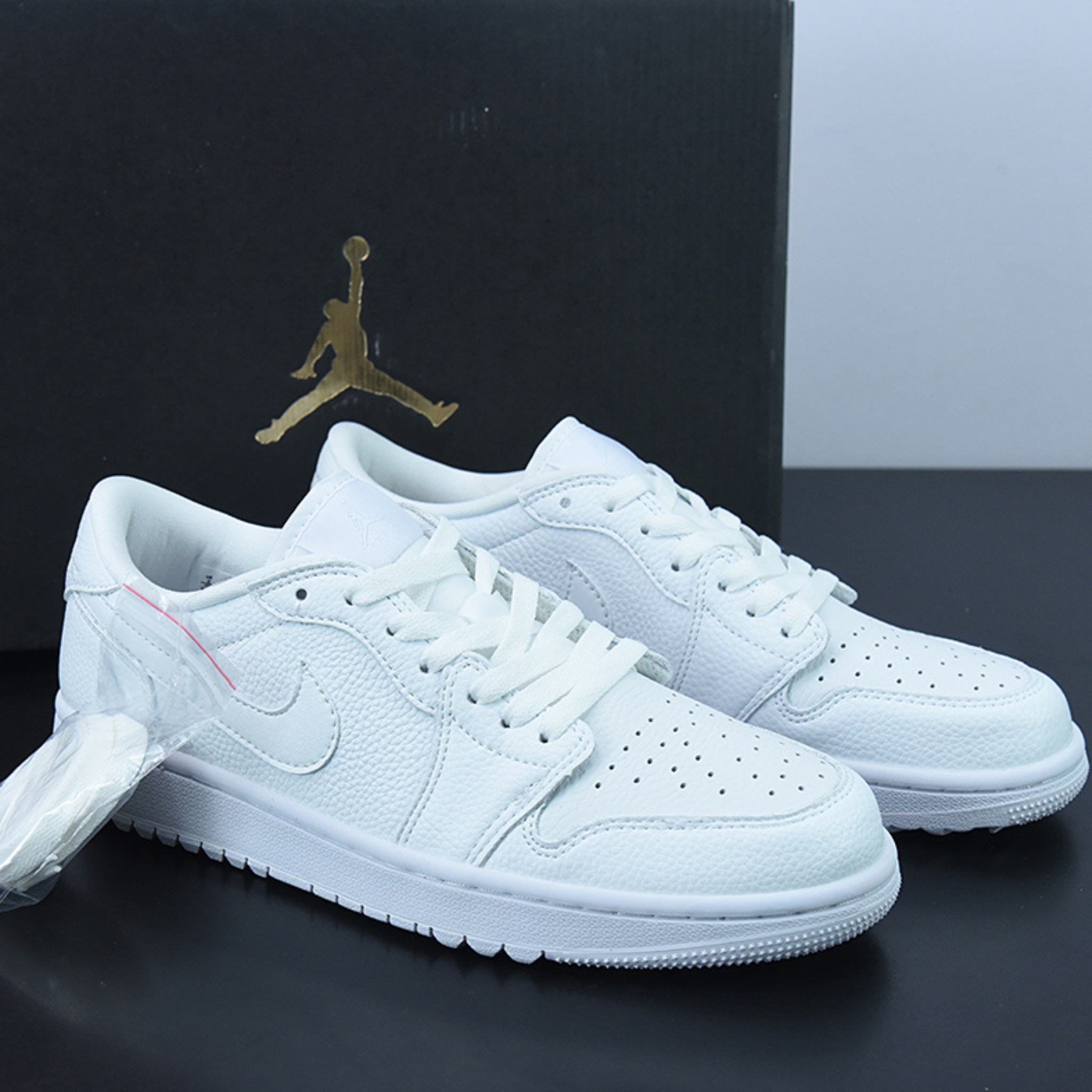 Triple white store air jordan 1