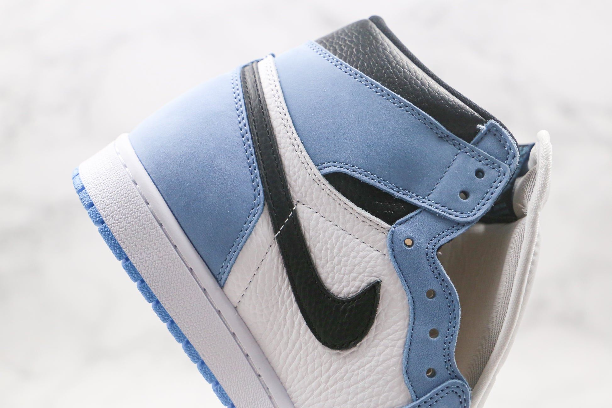 Nike Air Jordan 1 High "University Blue"