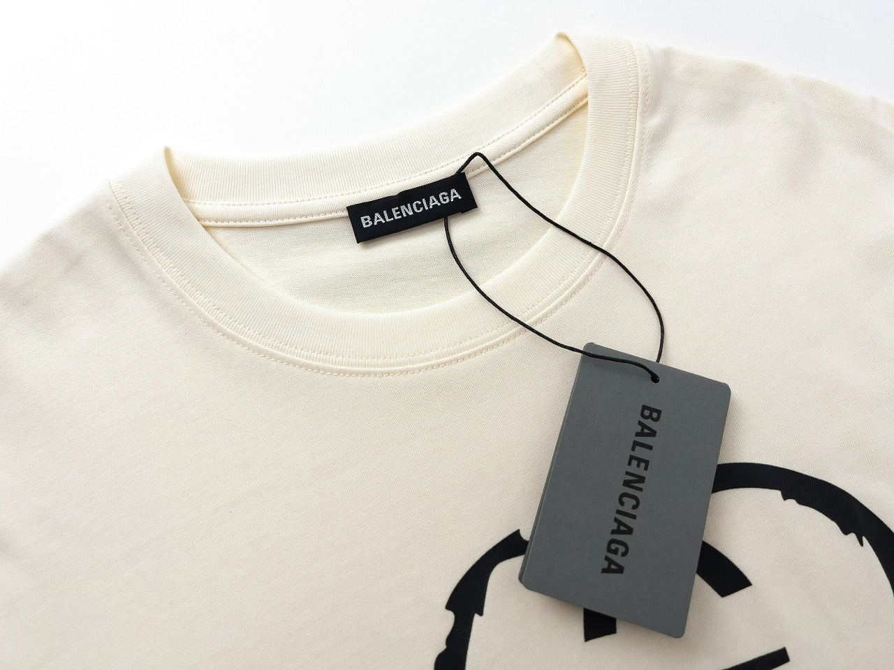 Camiseta Balenciaga X Gucci (Off White)