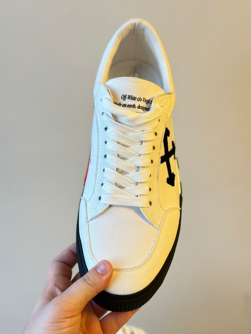 Off White Shoes Vulcanized "Black/White" - PRONTA ENTREGA