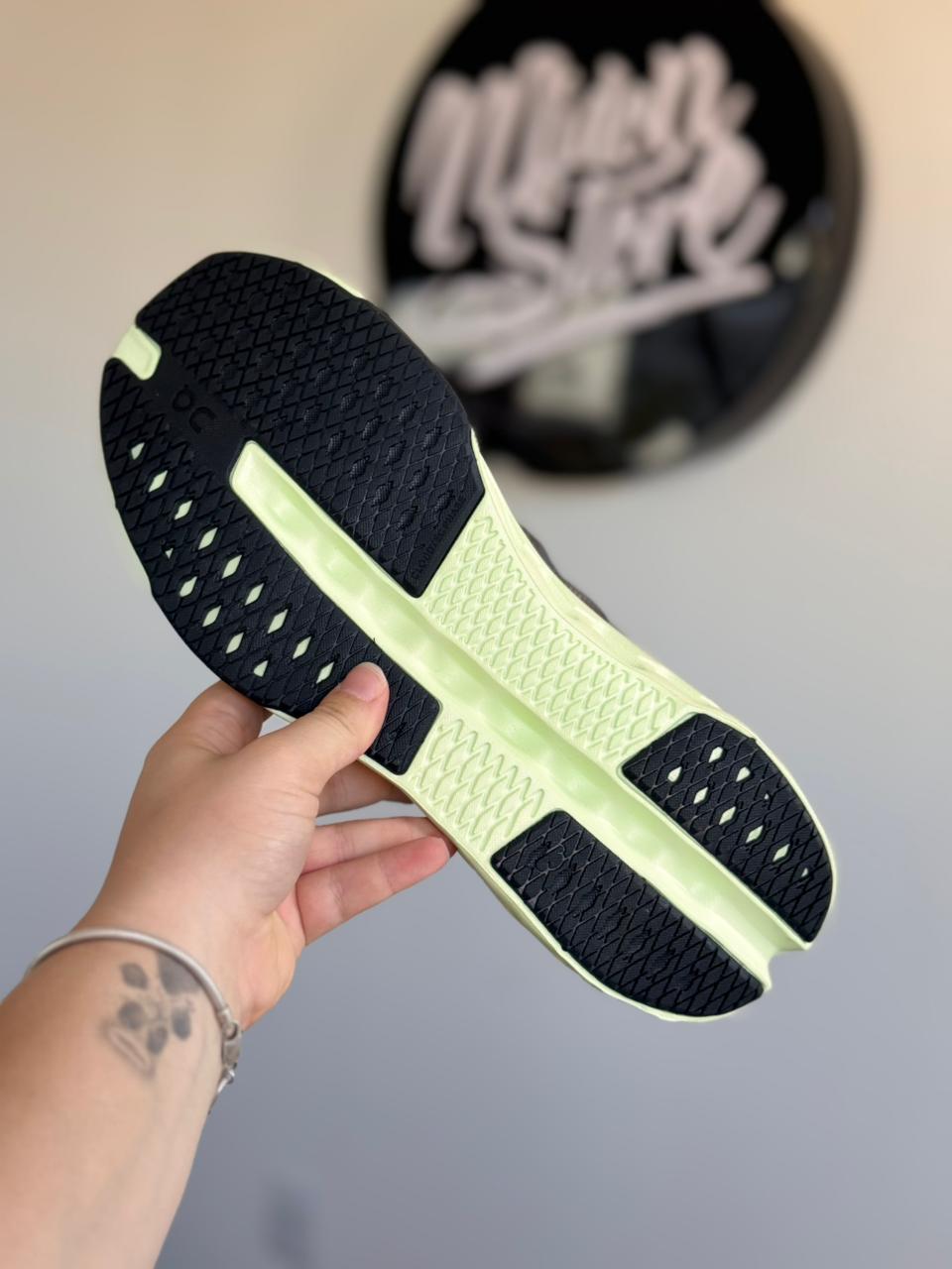 On Running Cloudsurfer "Black/Lima" (Pronta entrega, 42)