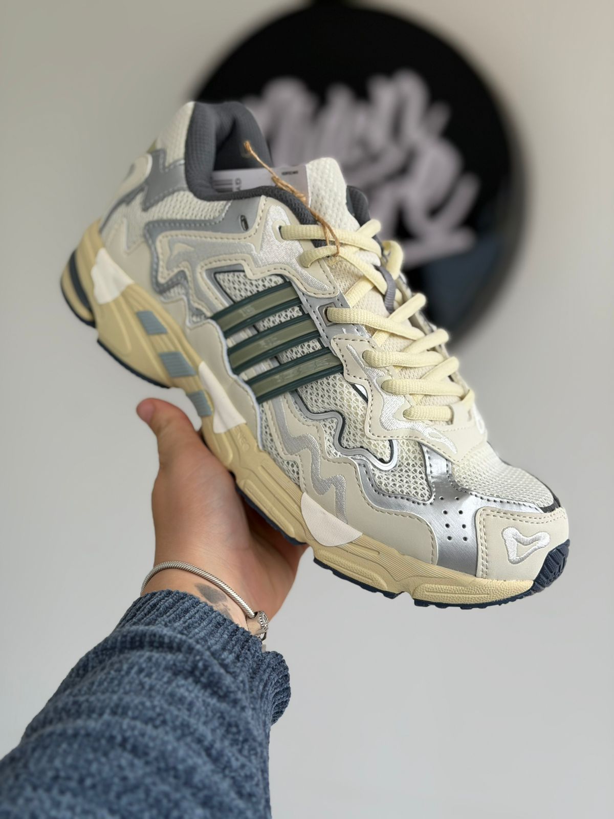 Bad Bunny x adidas Response CL White (43, Pronta Entrega)