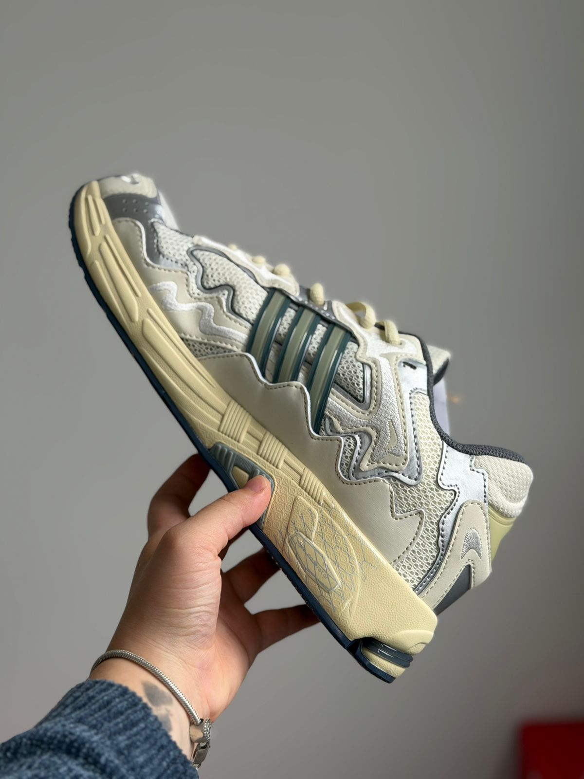 Bad Bunny x adidas Response CL White (43, Pronta Entrega)