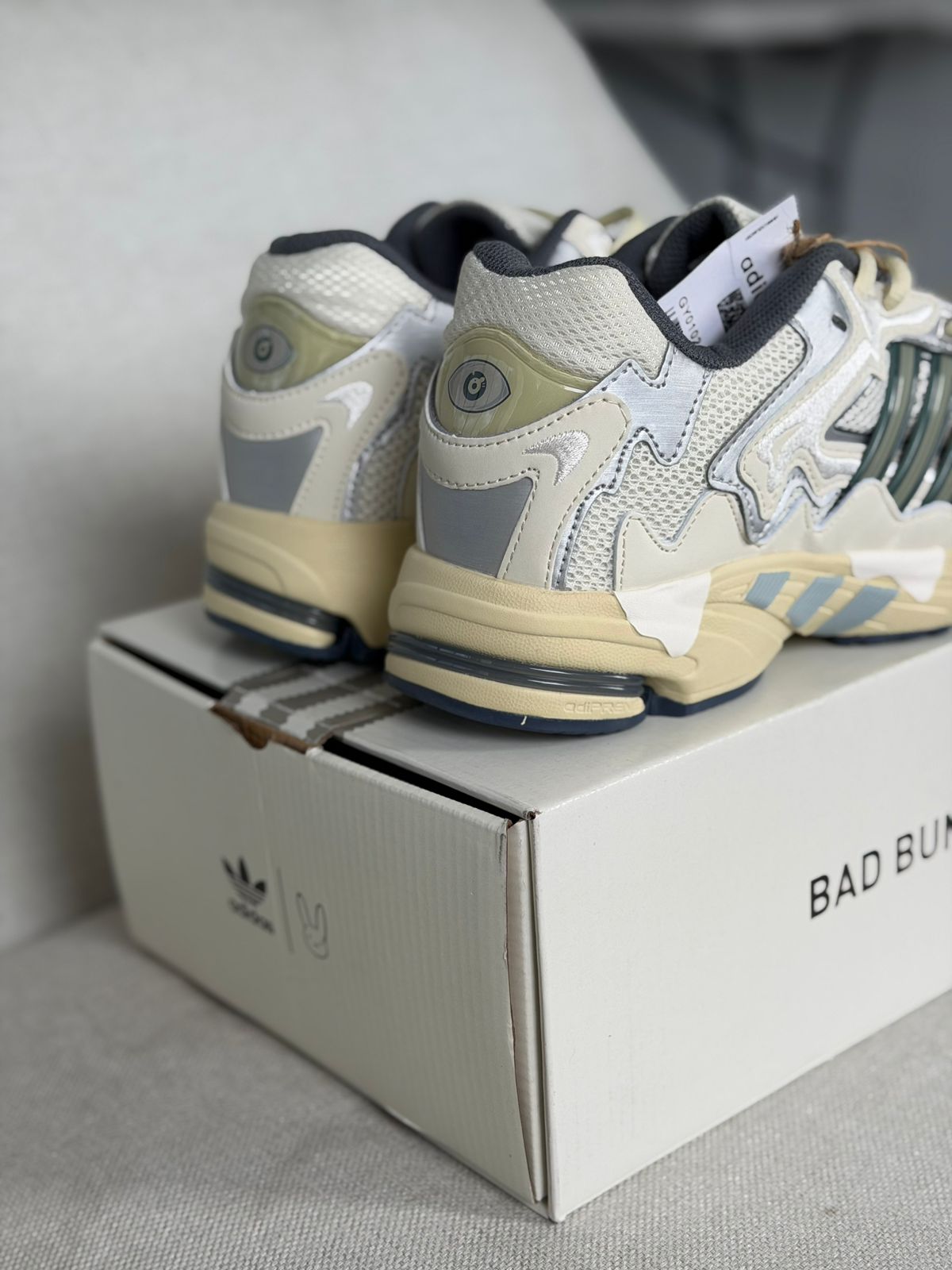 Bad Bunny x adidas Response CL White (43, Pronta Entrega)