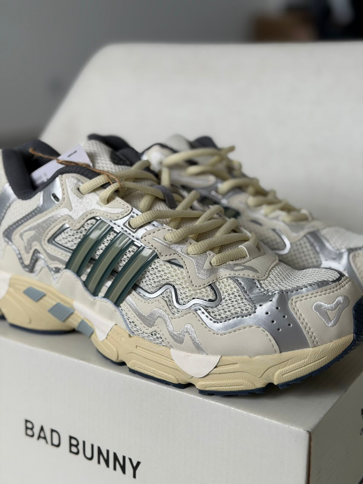 Bad Bunny x adidas Response CL White (43, Pronta Entrega)
