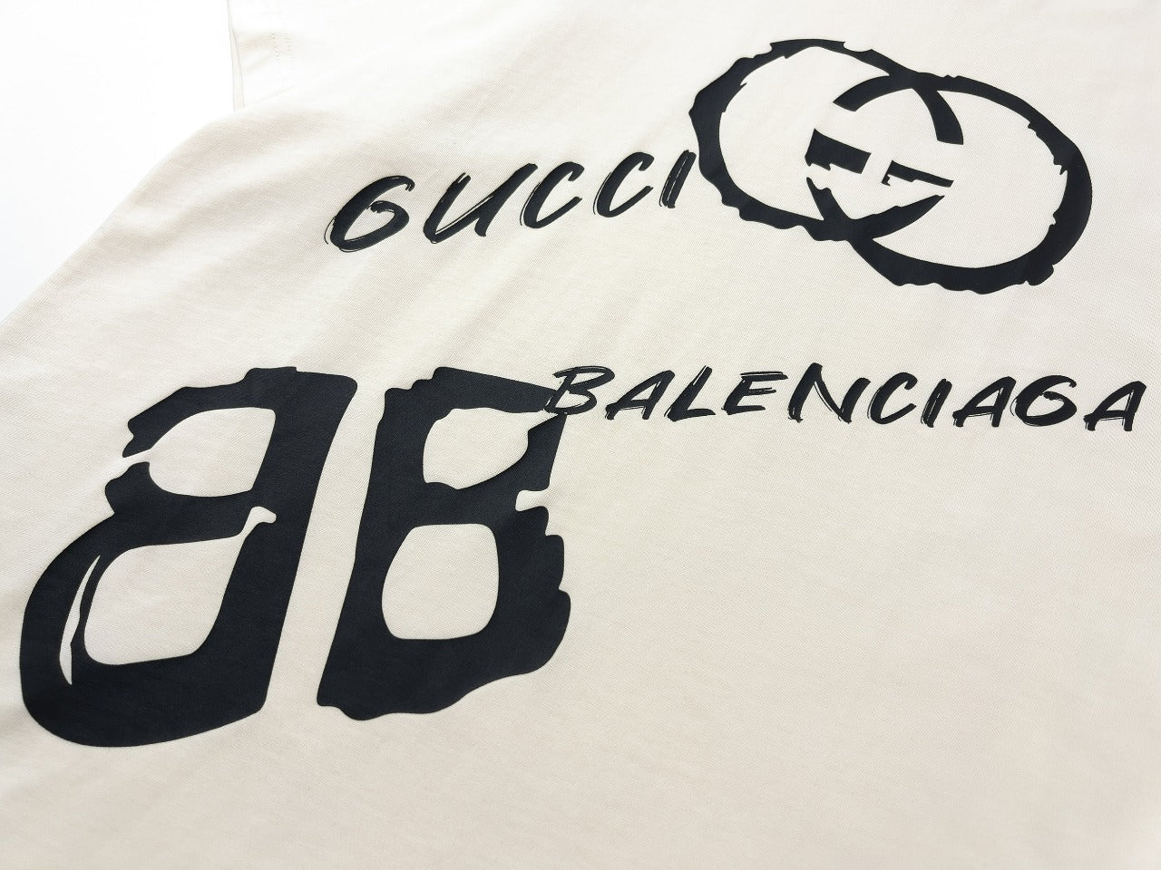 Camiseta Balenciaga X Gucci (Off White)