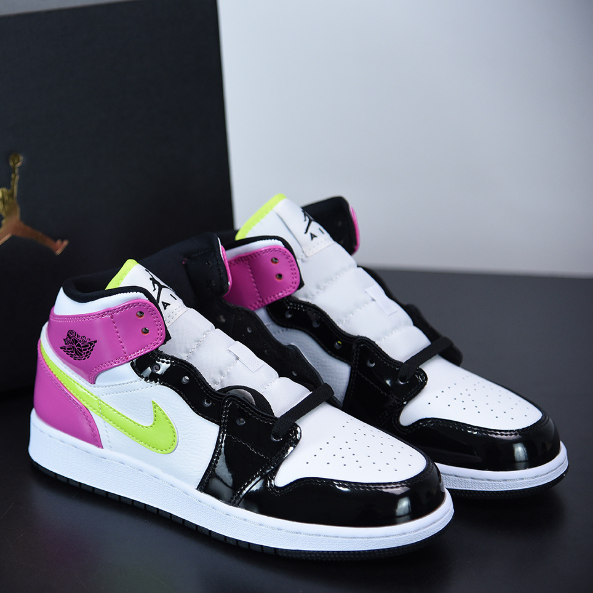 Nike Air Jordan 1 Mid "White Black Cyber Pink"