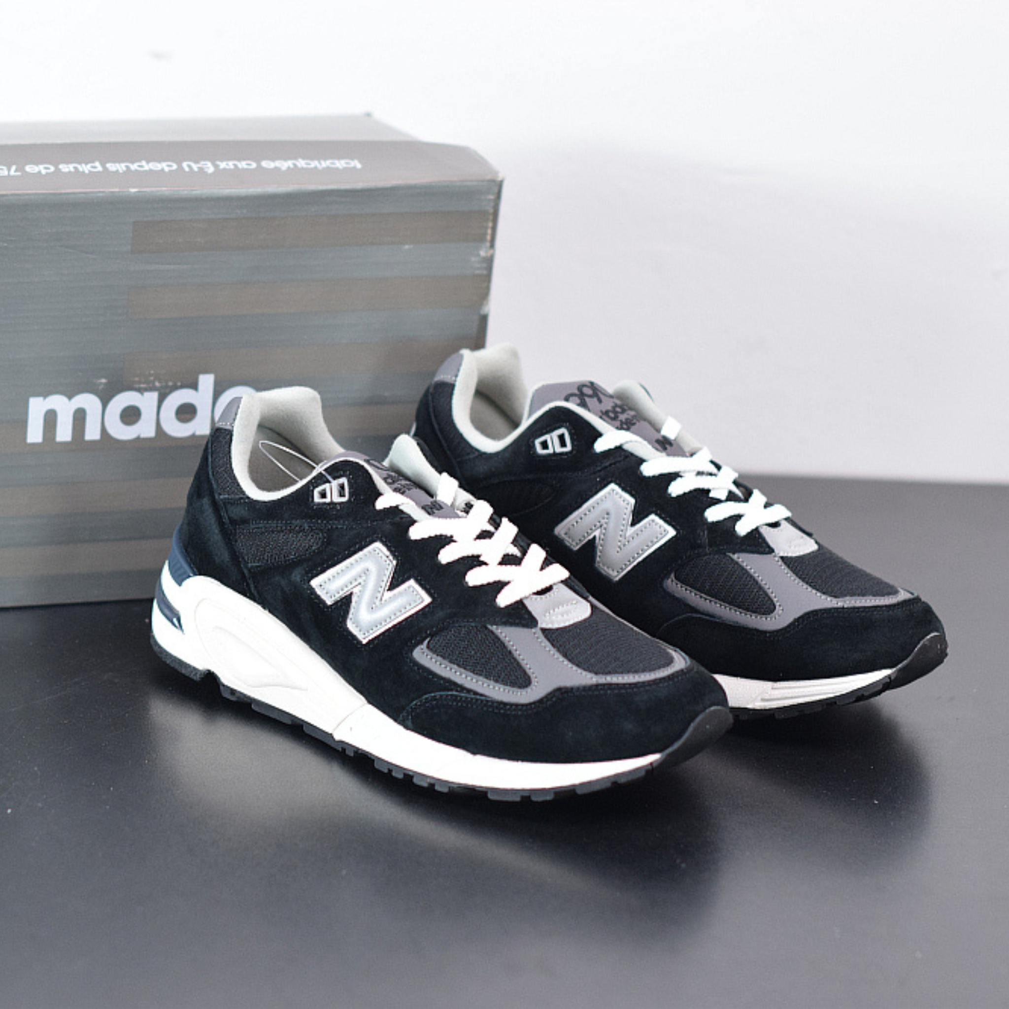 New Balance M990BK2