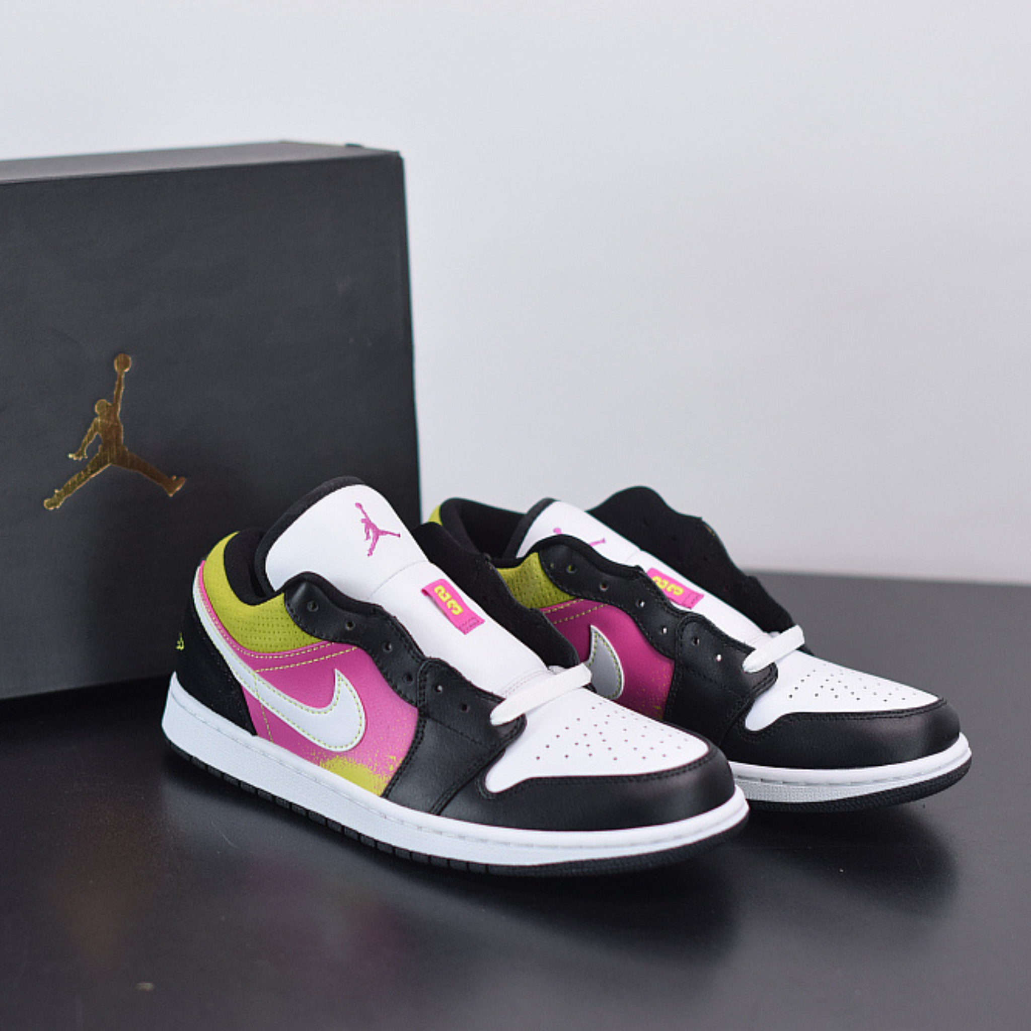 WMNS Nike Air Jordan 1 Low