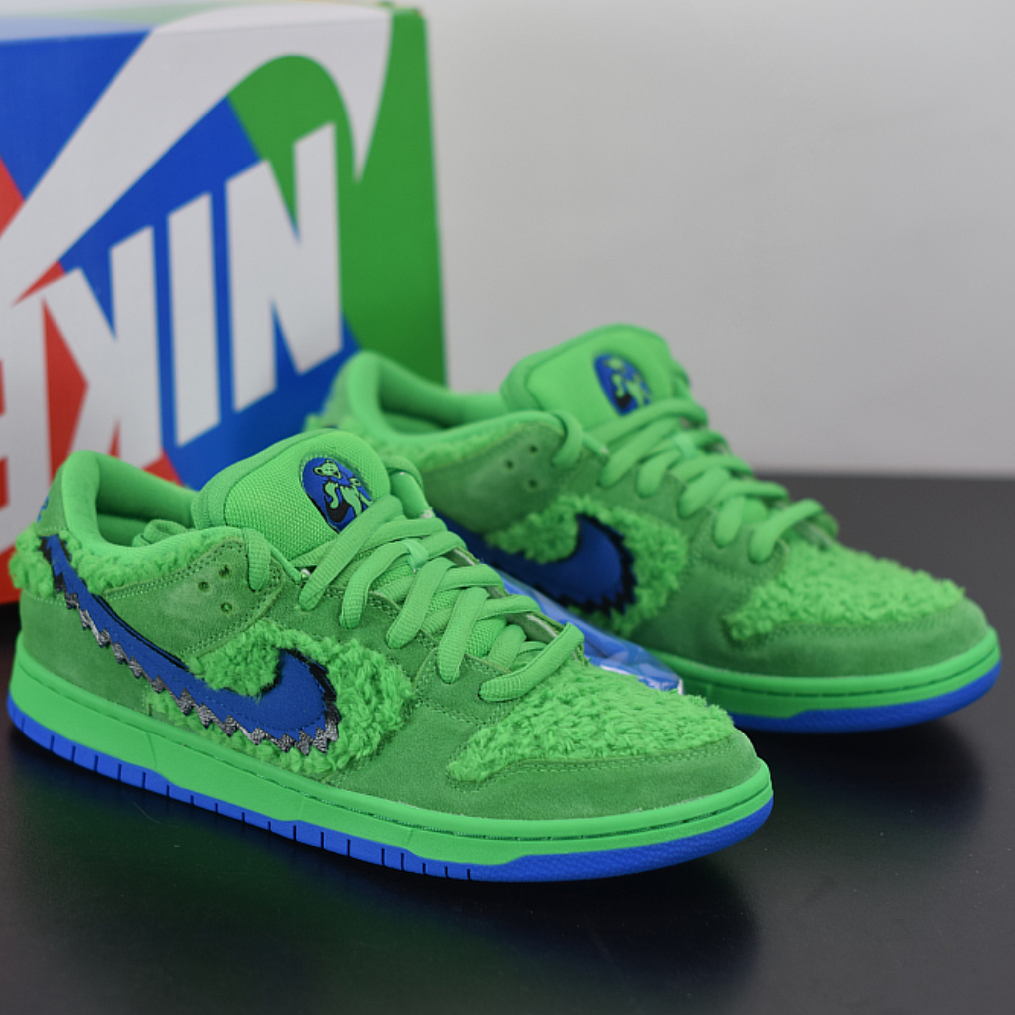 Grateful Dead x Nike SB Dunk Low “Green Bear”