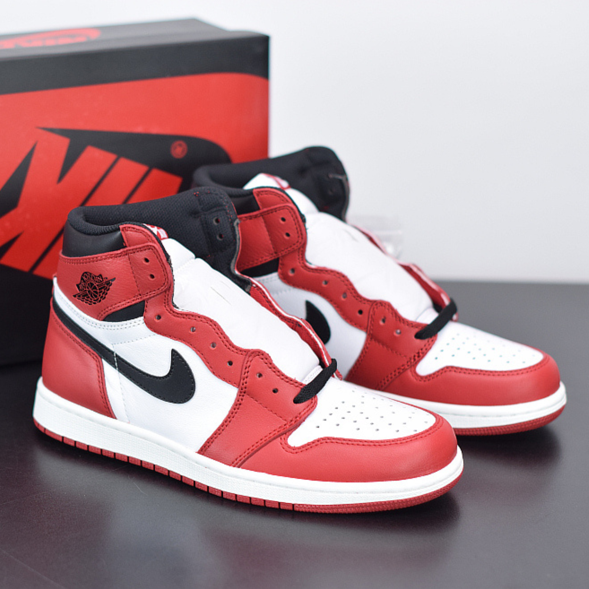 Nike Air Jordan 1 Retro High OG "Chicago"