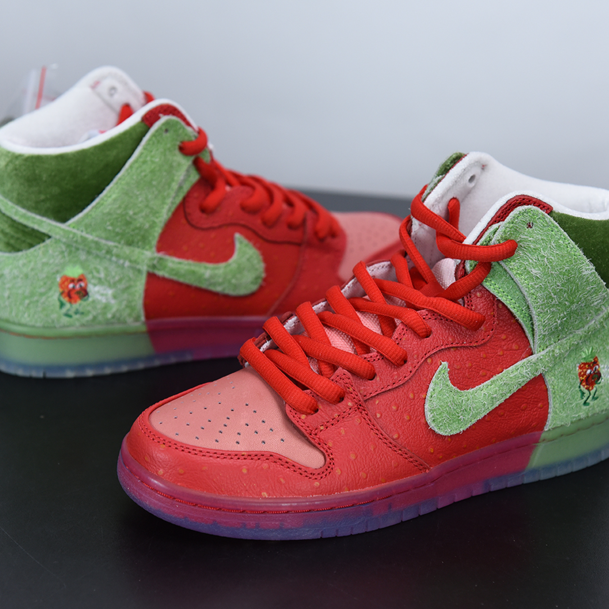 Nike Dunk High SB "Strawberry Cough"