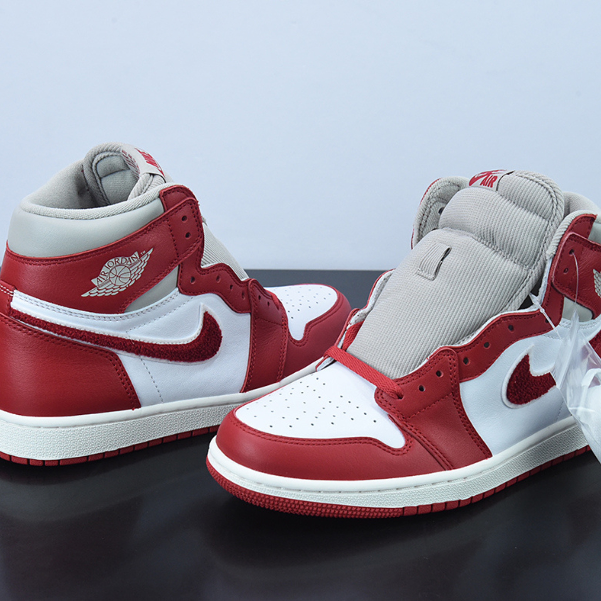 WMNS Nike Jordan 1 Retro High "Varsity Red"