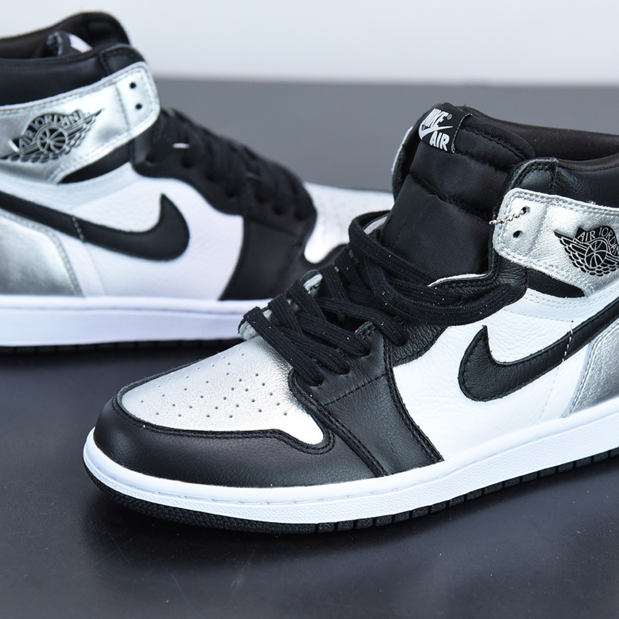 WMNS Nike Air Jordan 1 High "Silver Toe"