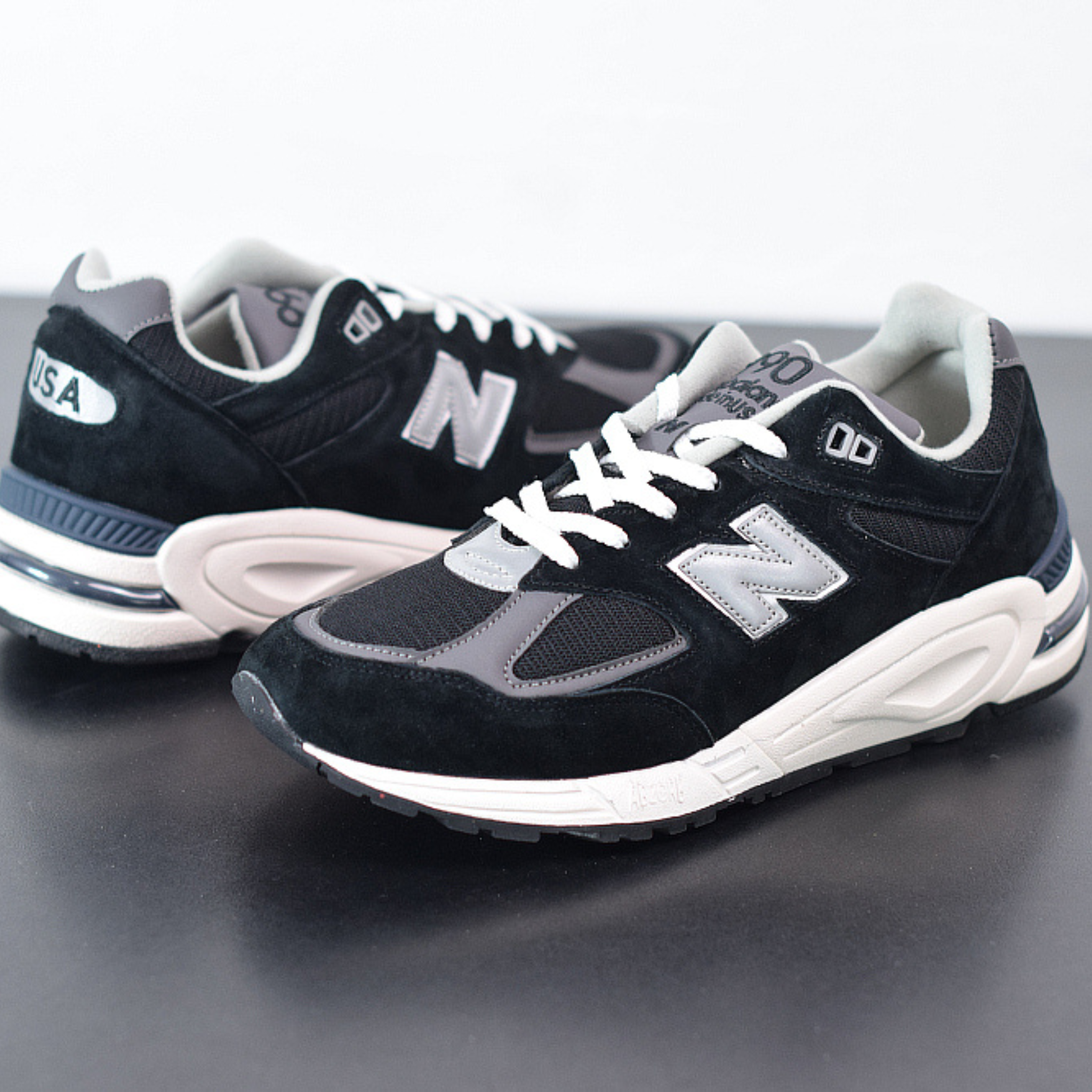 New Balance M990BK2