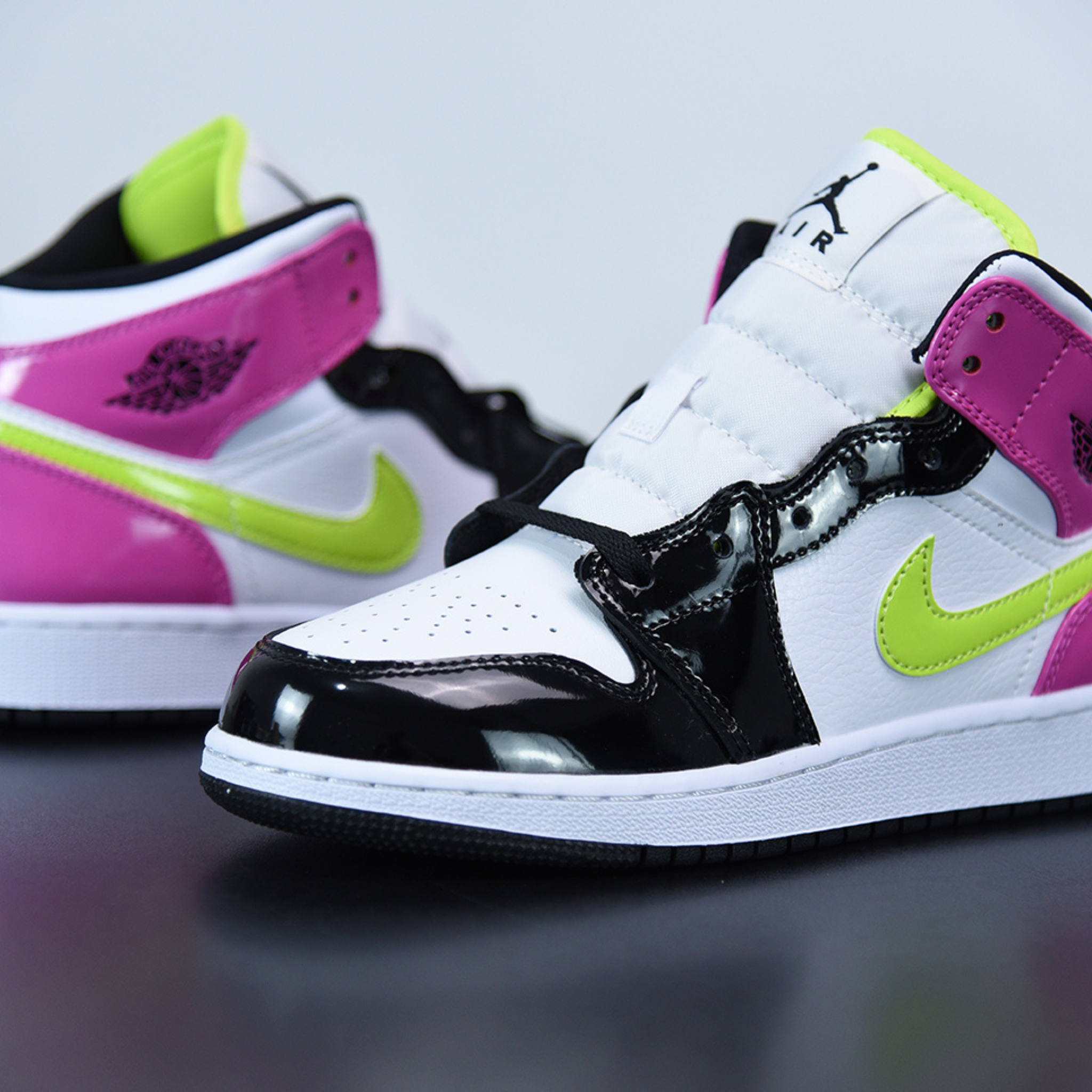 Nike Air Jordan 1 Mid "White Black Cyber Pink"