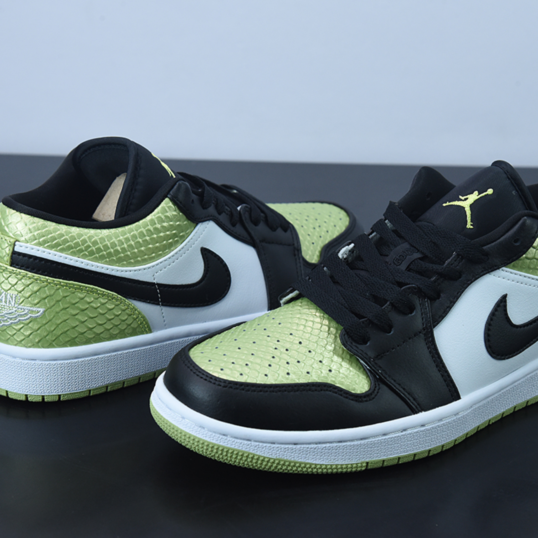 Nike Air Jordan 1 Low "Vivid Green Snakeskin"