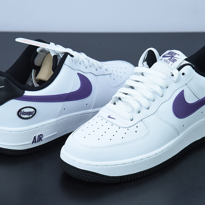 Purple and white deals nikes
