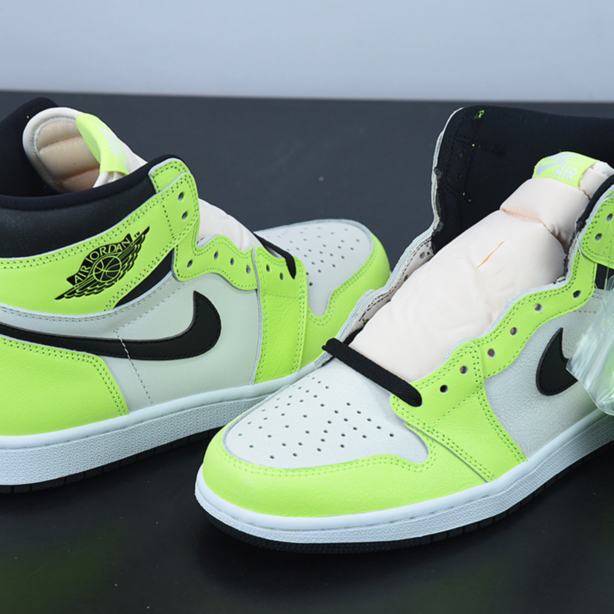 Nike Air Jordan 1 Retro High OG "Visionaire Volt"