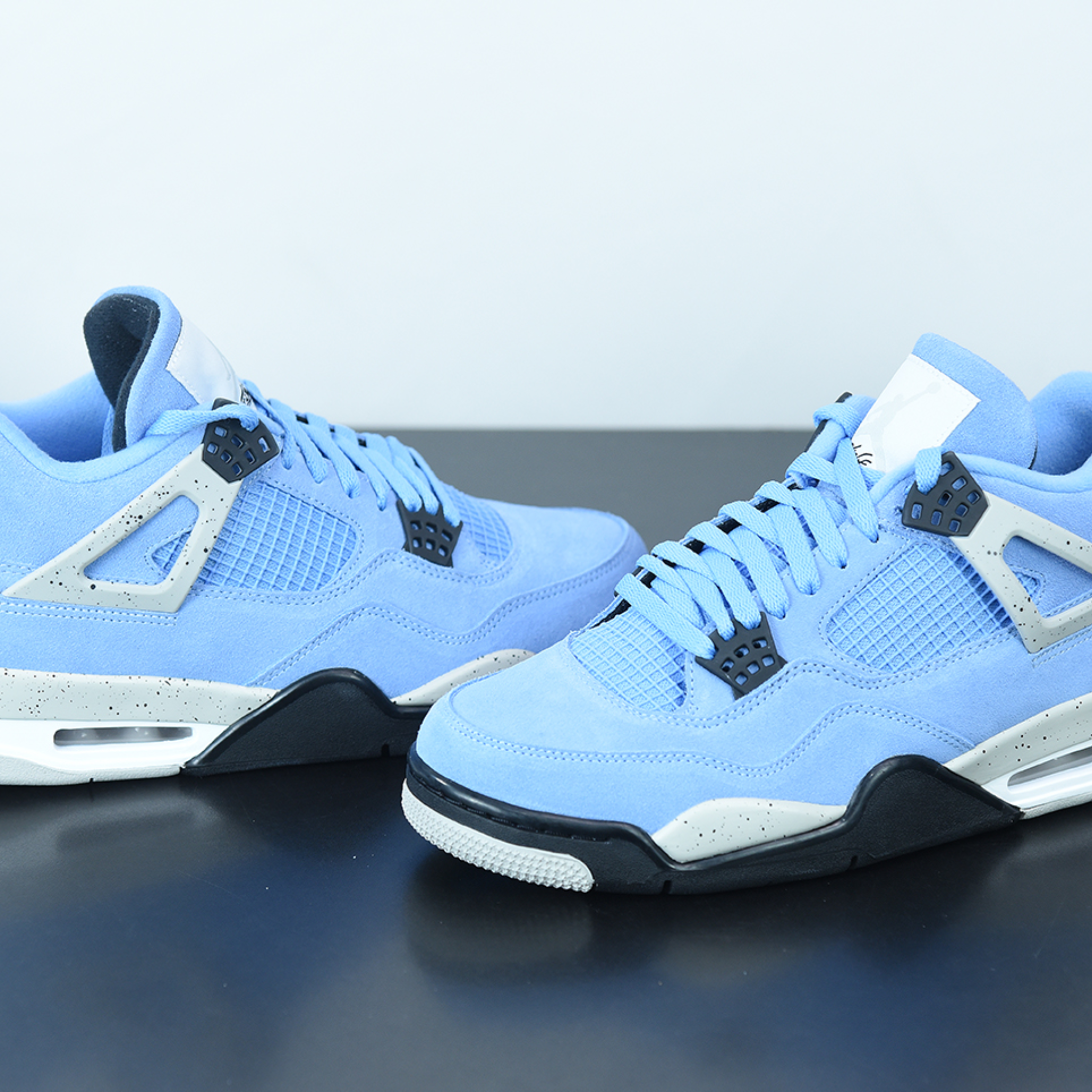 Nike Air Jordan 4 Retro "University Blue"