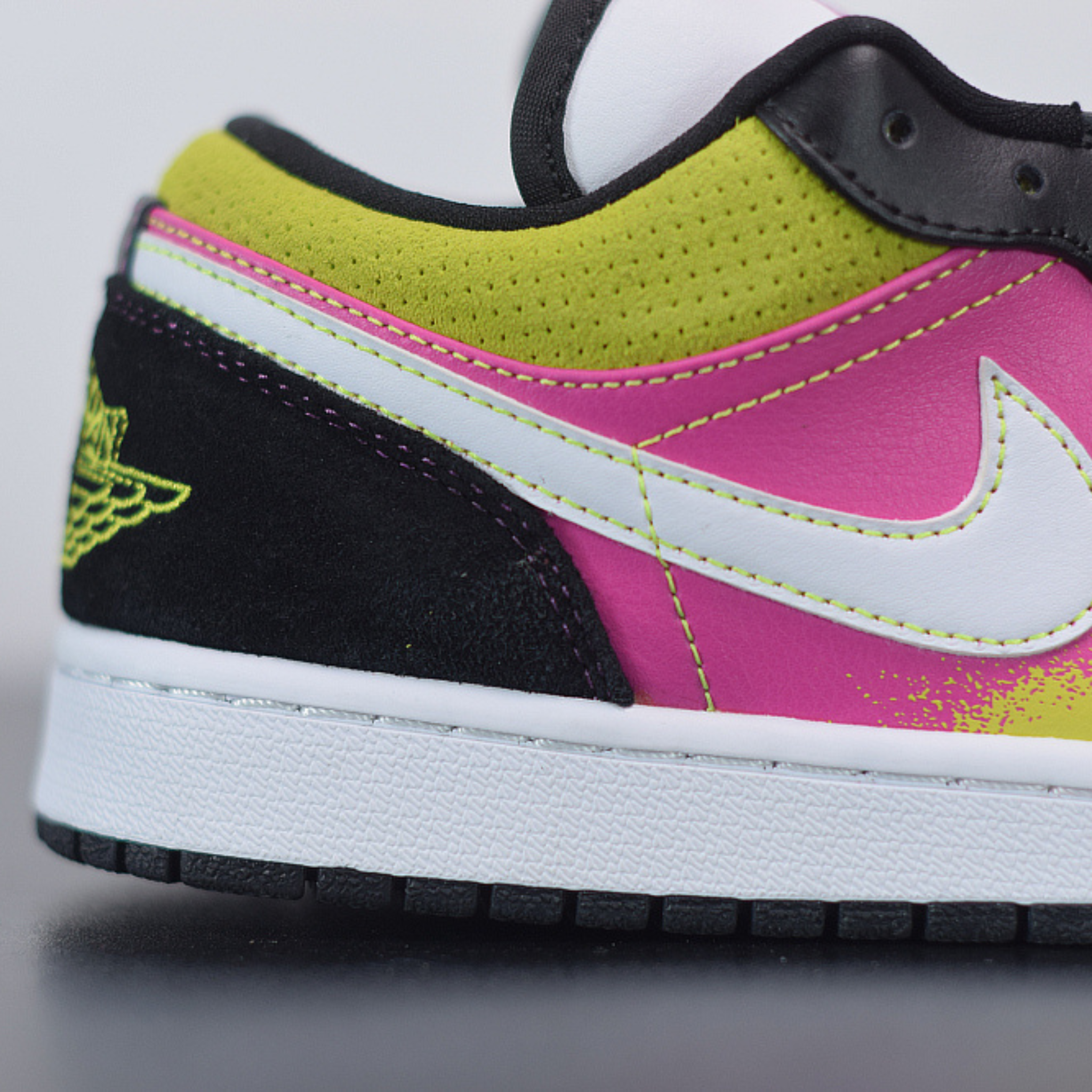 WMNS Nike Air Jordan 1 Low