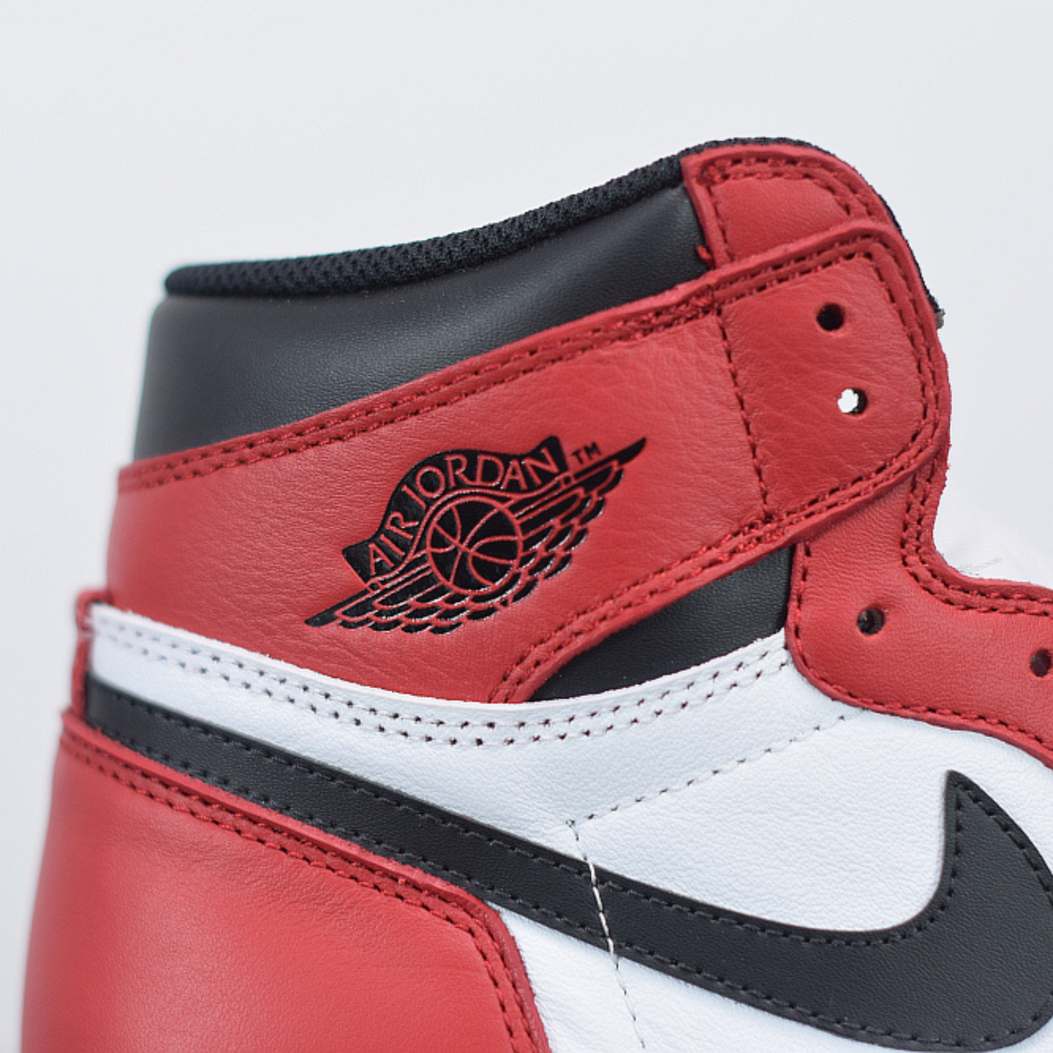 Nike Air Jordan 1 Retro High OG "Chicago"