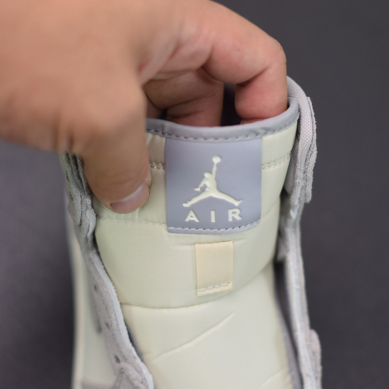WMNS Nike Air Jordan 1 Retro High "Pale Ivory"