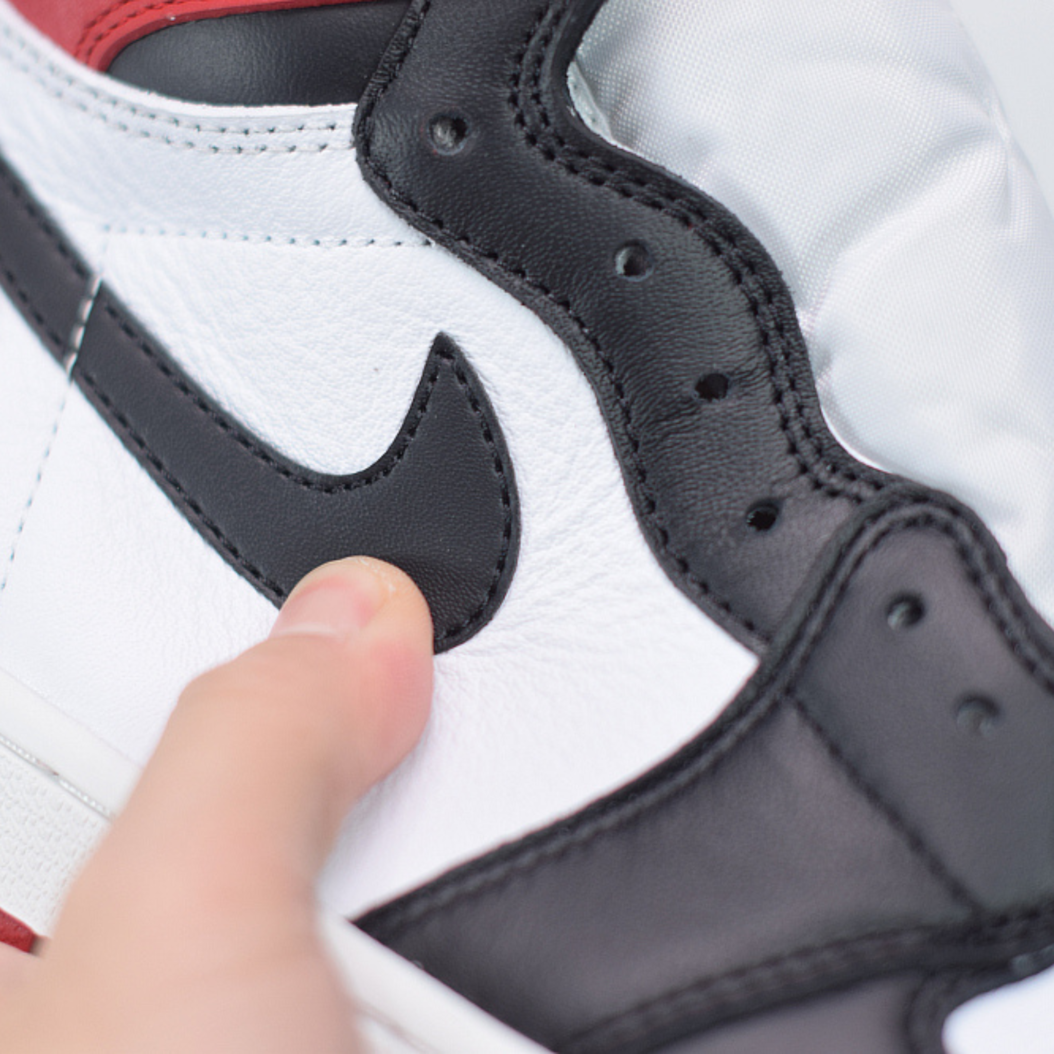 Nike Air Jordan 1 Retro High OG "Black Toe"(2016)