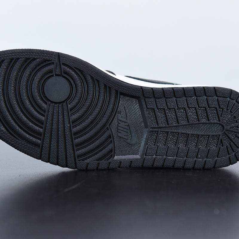 WMNS Nike Air Jordan 1 High "Silver Toe"