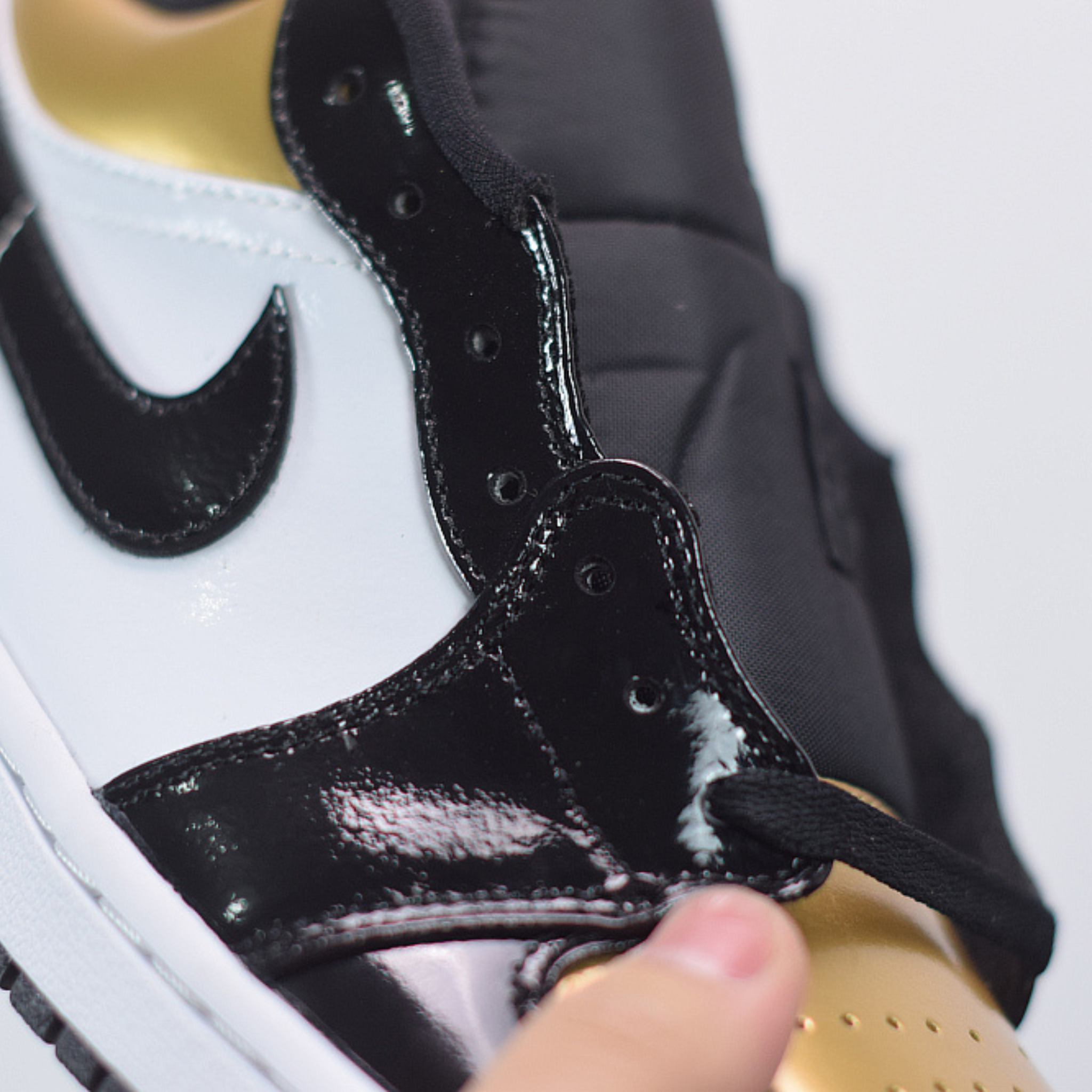 Nike Air Jordan 1 Low "Metallic Gold"