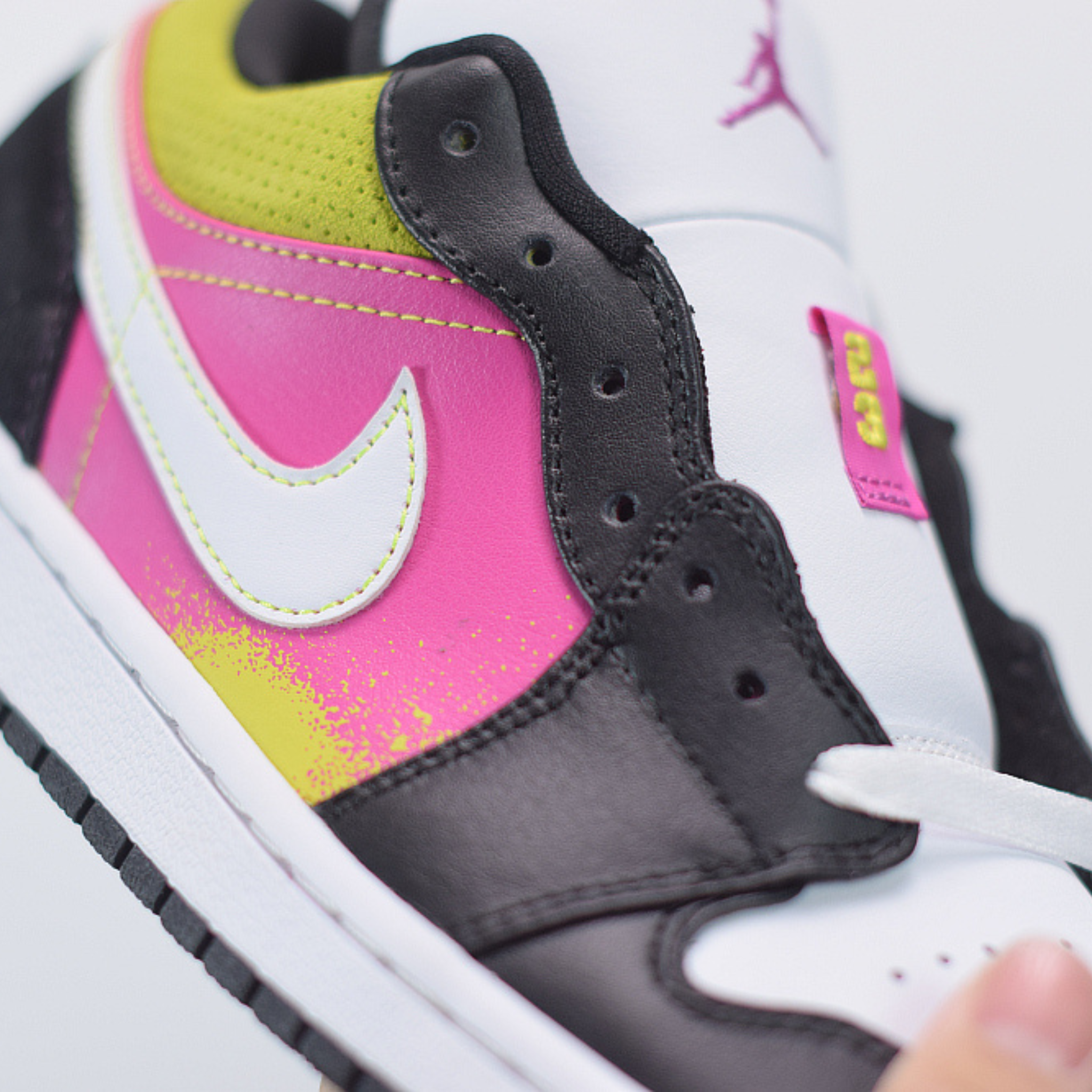 WMNS Nike Air Jordan 1 Low