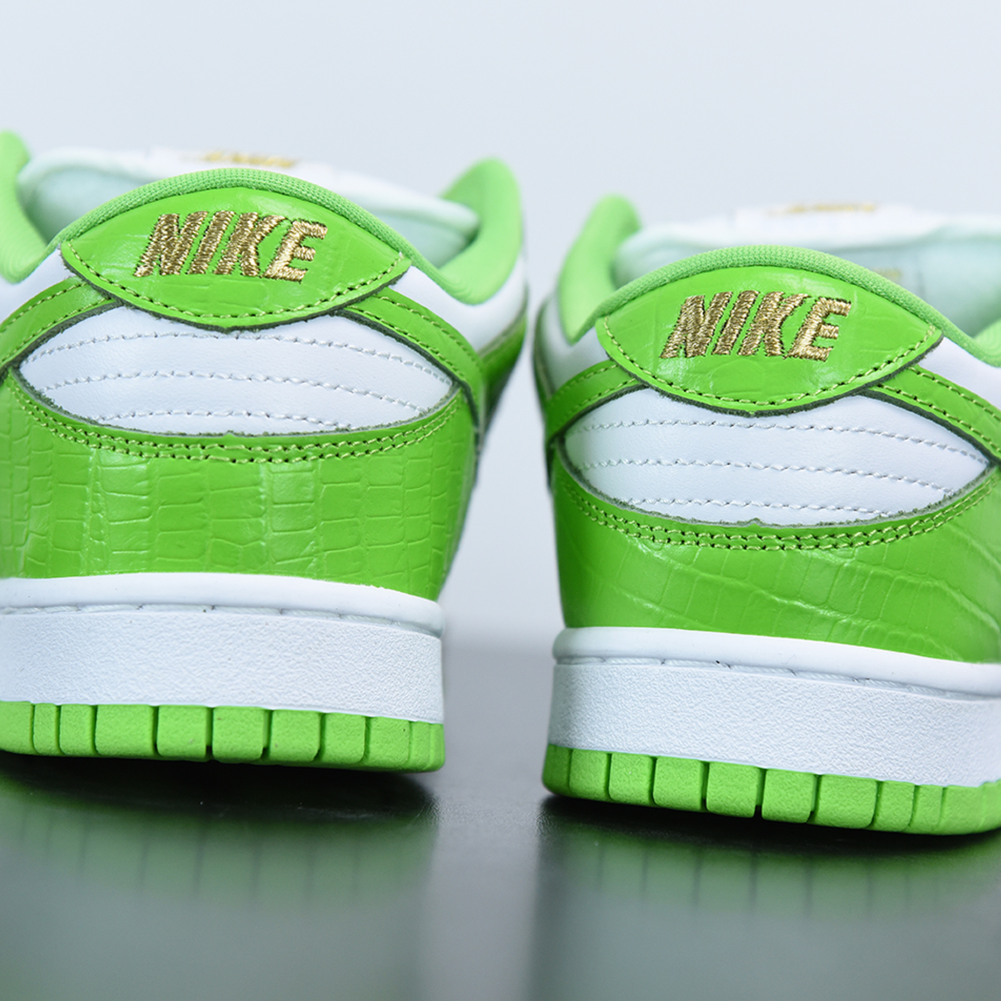 Nike Sb Dunk Low x Supreme "Green Stars"